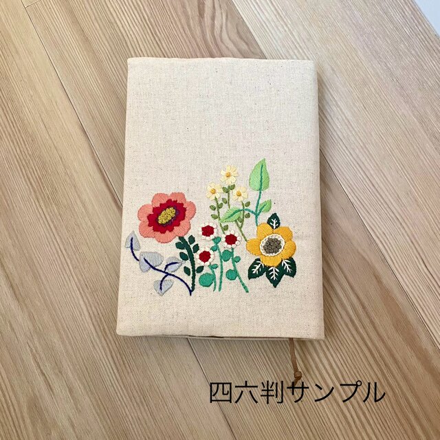 在庫処分大特価!!】 ハンドメイド手刺繍がま口ブックカバー☆イルカメ 