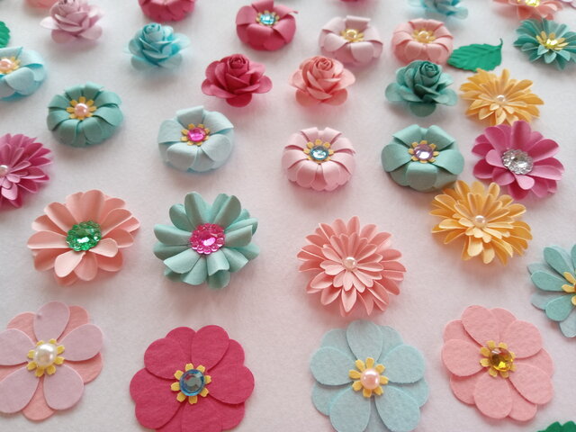 クラフトパンチ 薔薇 オーダー受付中(*´∇｀) クラフトパンチのバラで額飾り | Paper Flowers by Kyoko Maeda