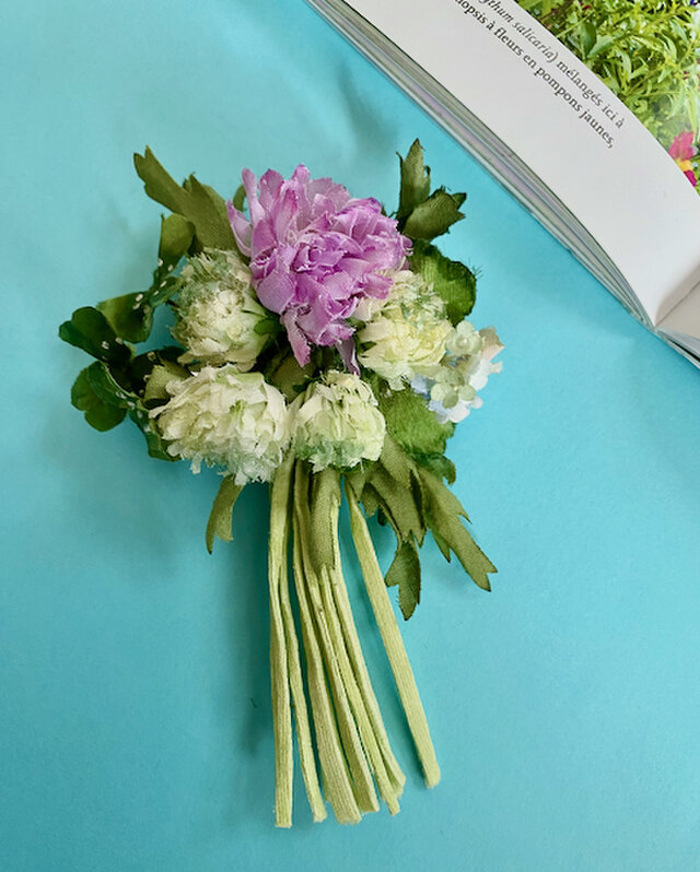 布花 クローバーのコサージュの画像1枚目