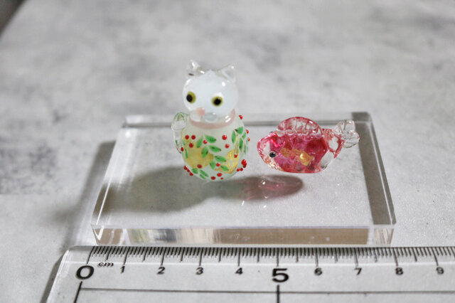 とんぼ玉招き猫 ガラスの招き猫（南天） | iichi 日々の暮らしを