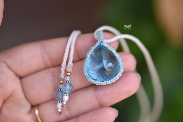 グリーンオニキス＆ブルートパーズのマクラメネックレス　ペンダント　天然石 大粒☆ファセットカット☆ブルートパーズ マクラメネックレス966