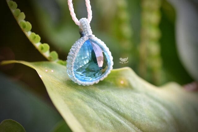 グリーンオニキス＆ブルートパーズのマクラメネックレス　ペンダント　天然石 大粒☆ファセットカット☆ブルートパーズ マクラメネックレス966