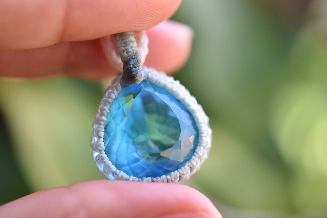 グリーンオニキス＆ブルートパーズのマクラメネックレス　ペンダント　天然石 大粒☆ファセットカット☆ブルートパーズ マクラメネックレス966