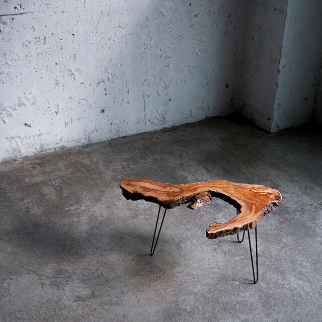 欅の「つ」な一枚板テーブル（高さ・カラー変更無料）