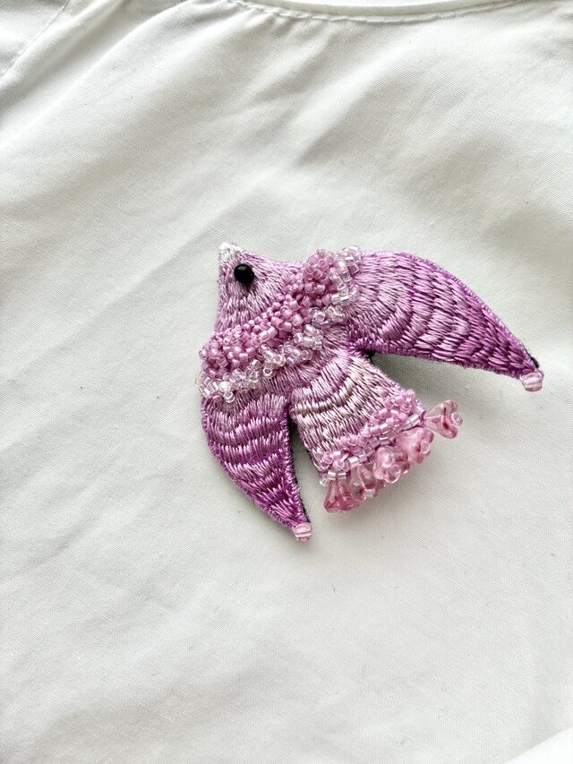 羊毛フェルトブローチ★ハンドメイド★刺繍★ビーズ★ 桜の魅惑 羊毛フェルトとビーズ刺しゅうで作る 夢みる乙女のアクセサリー