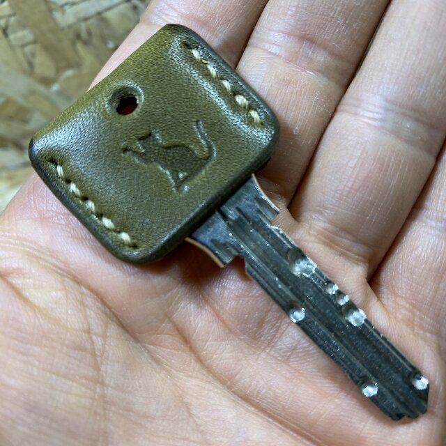 猫刻印のキーカバー　オリーブｘベージュ