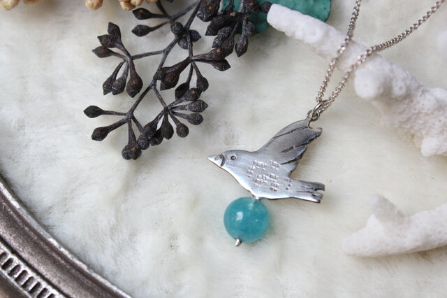 鳥とアクアマリンのネックレス　silverの画像1枚目