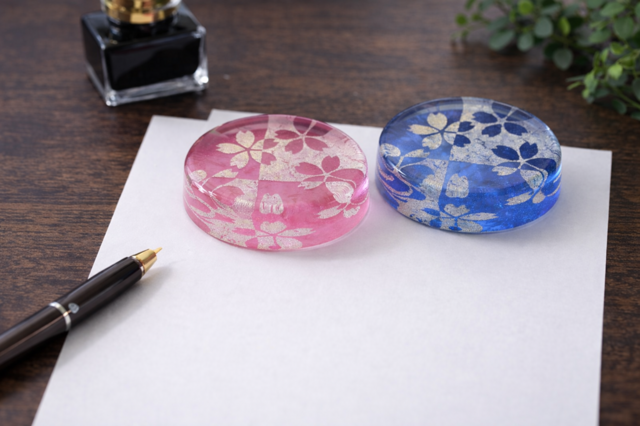 金彩ガラスペーパーウェイト 「桜 ブルー」 | iichi 日々の暮らしを