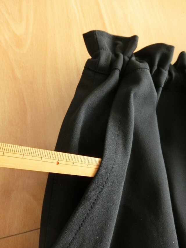 ハンドメイド 黒ストレッチ 前ワンタックゆったりパンツ ポケット 裾口48㎝ M～L | iichi ハンドメイド・クラフト作品・手仕事品の通販