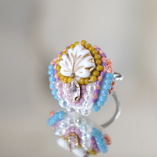 おしゃべりな指輪46　フリーサイズ　ビーズ刺繍のリング　リーフ　ホワイト　ブルー　カラフル　マルチカラー