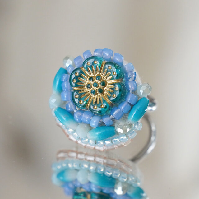 おしゃべりな指輪　48　フリーサイズ　ビーズ刺繍のリング　フラワー　ブルー　カラフル　