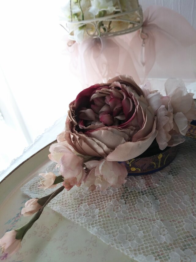 コサージュ〈八重桜と丸バラ〉
