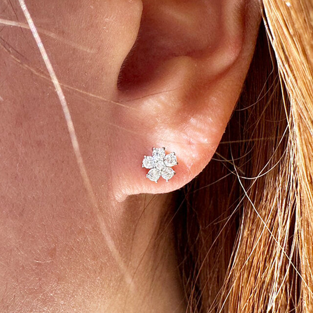 K18　フラワー　ダイヤモンドピアス　0.36ct　18金　花　flower　華　ファッション　アクセサリー