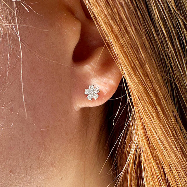 K18　フラワー　ダイヤモンドピアス　0.36ct　18金　花　flower　華　ファッション　アクセサリー