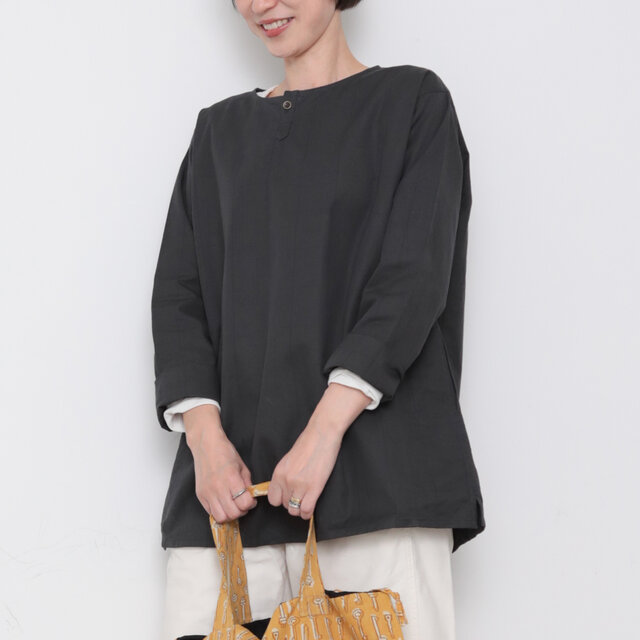 Gender-free tops / charcoal checked pattern