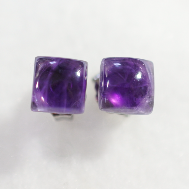 アメジストのスタッドピアス（6mmスクエア・チタンポスト）