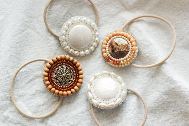 ビーズ刺繍ヘアゴム button×white | iichi 日々の暮らしを