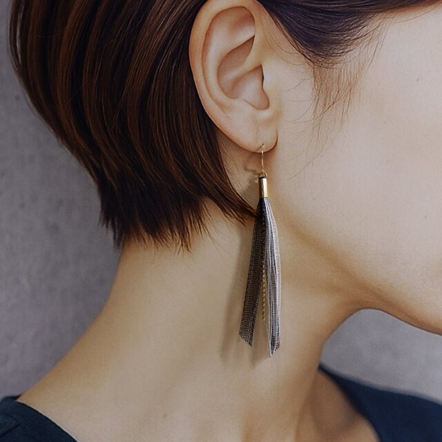 ボールチェーンタッセルイヤリング　black