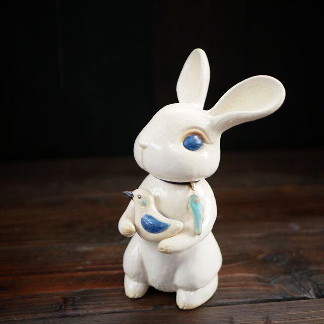 青い瞳の白色うさぎとことり