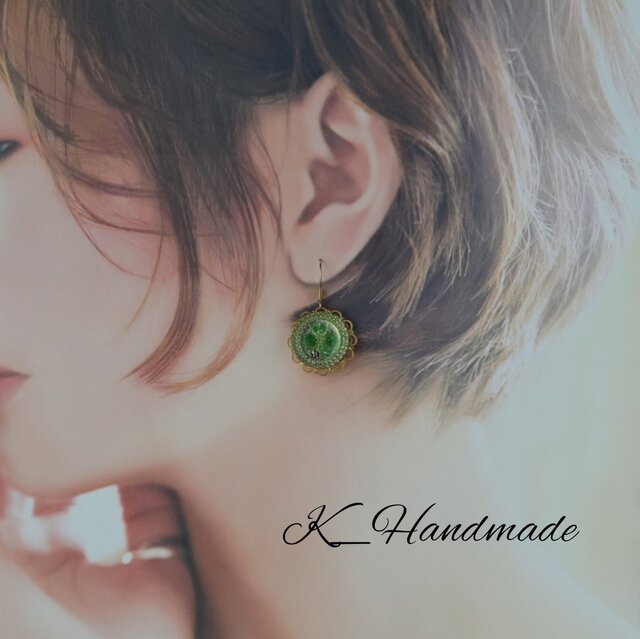 チェコガラスボタン三つ葉のクローバークリアグリーンピアス | iichi