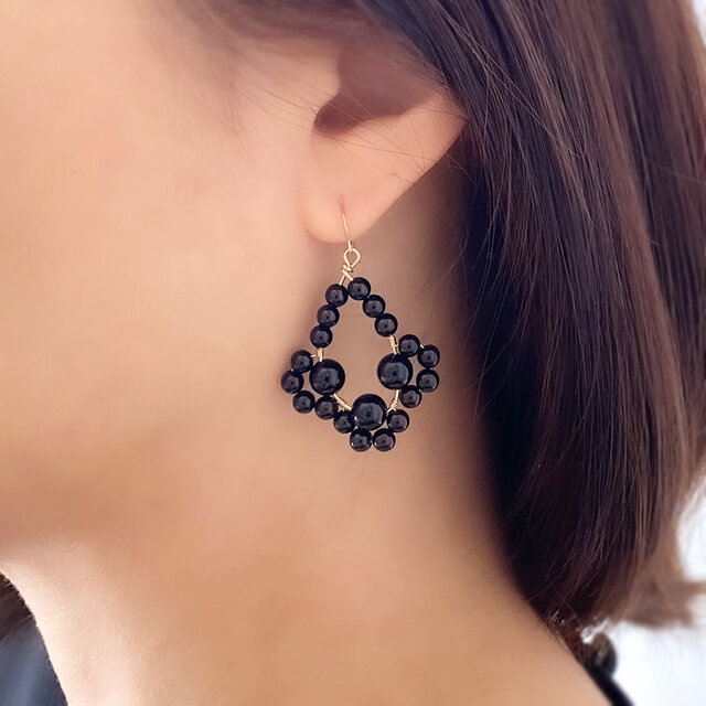 オニキスの揺れるピアス｜上品ブラックアクセサリー 14Kgf イヤリング