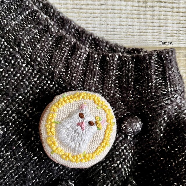 手刺繍ミモザリースと白猫ちゃんのブローチ 国産帆布 ミモザ 猫 