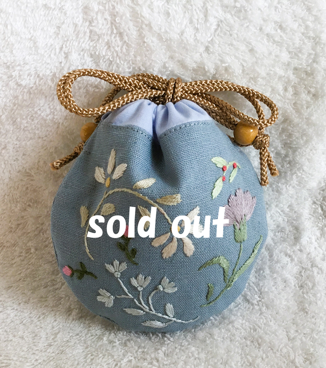 花刺繍の丸型ミニ巾着・青