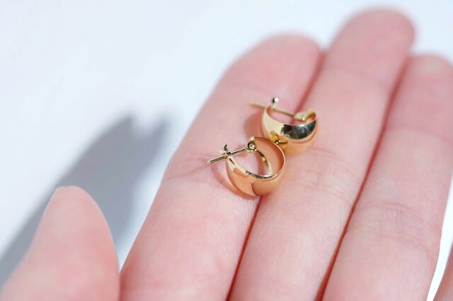 送料無料】K18 ムーンフープピアス 7mm×10mm ペア | iichi 日々の