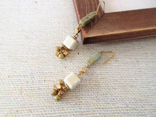 金具変更OK 陶器ビーズのイヤーアクセサリー（P1018） | iichi 日々の