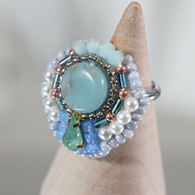 おしゃべりな指輪　70　フリーサイズ　ビーズ刺繍のリング　まる　ブルー　マルチカラー
