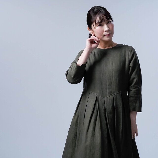 wafu】リネンワンピース 上半身貧相党 いさわサイズ 鍵盤タックドレス