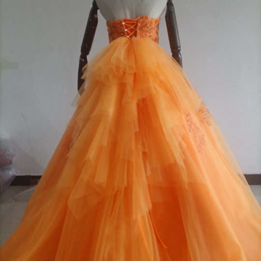 エレガント  カラードレス  オレンジ  キラキラチュール  背中見せ  挙式ウェディングドレス