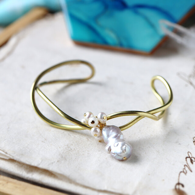 バロックパールと真鍮のなみなみバングル