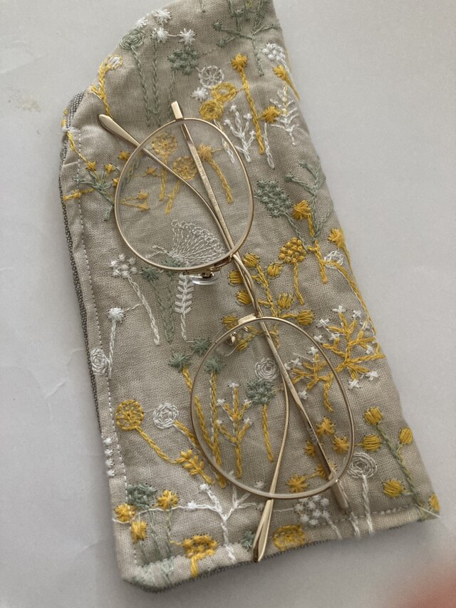 メガネケース刺繍生地のメガネケース　ハンドメイド　かすみ草刺繍柄　MS104