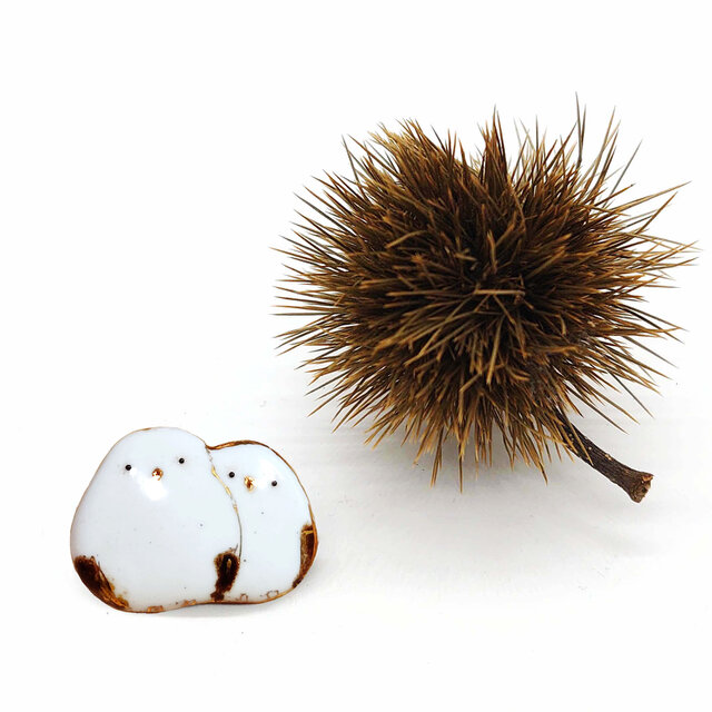 2羽のシマエナガの七宝焼ピンブローチ(ピンバッジ)【受注制作】