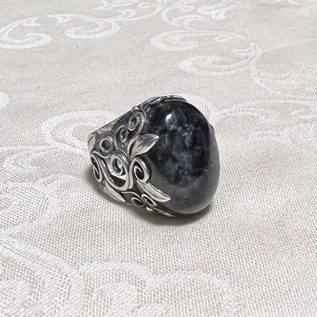 ブラックジェイダイドのリング「生命の樹」