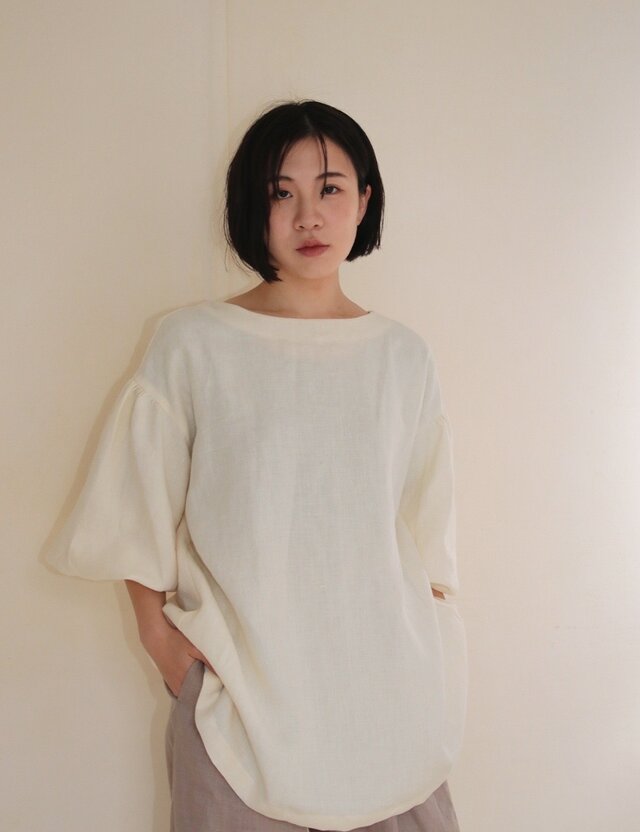 リネンのバルーンスリーブプルオーバー（オフホワイト）