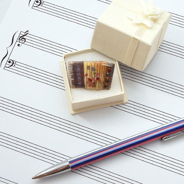 アコーディオン（パープル）の七宝焼ピンブローチ（ピンバッジ）【受注制作】