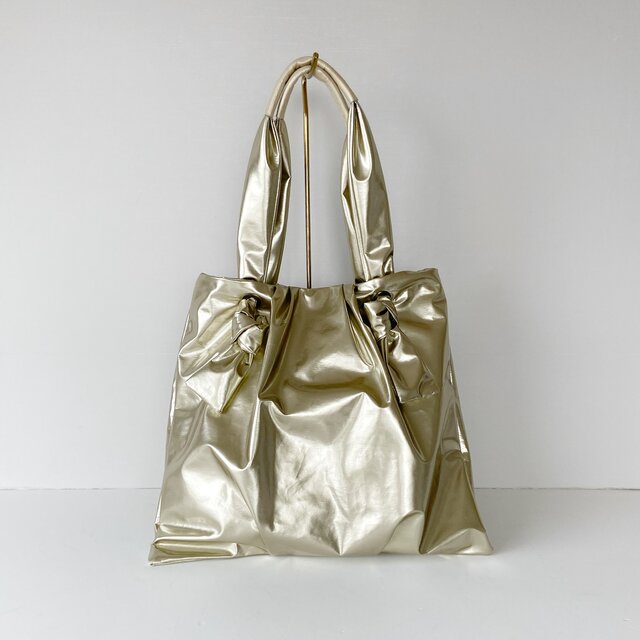 ふんわり＊軽量撥水エナメルトート＊シャンパンゴールド＊A4収納可能