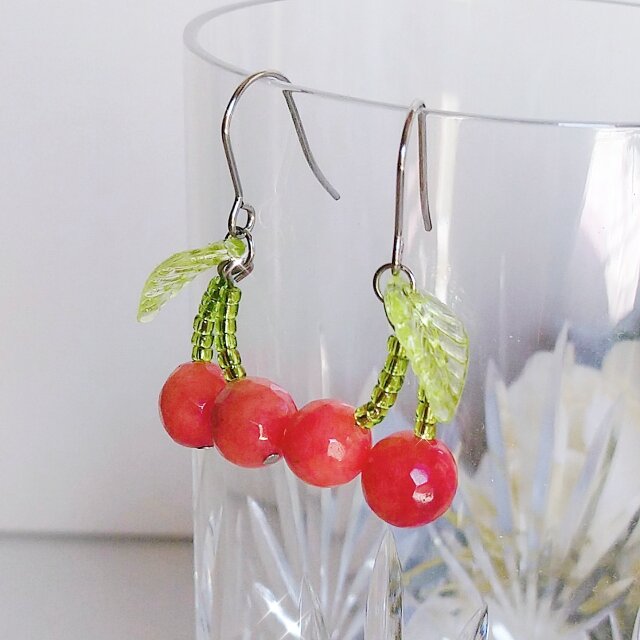 5月の誕生石】さくらんぼ ジェイド 翡翠の天然石 ピアス イヤリング