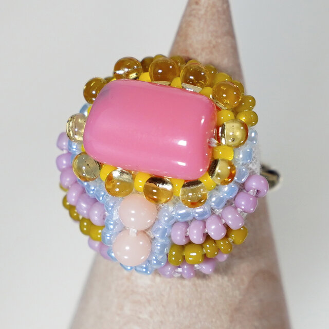 おゃべりな指輪115 フリーサイズ　ビーズ刺繍のリング　カラフル　ピンク　おおぶりリング　マルチカラー