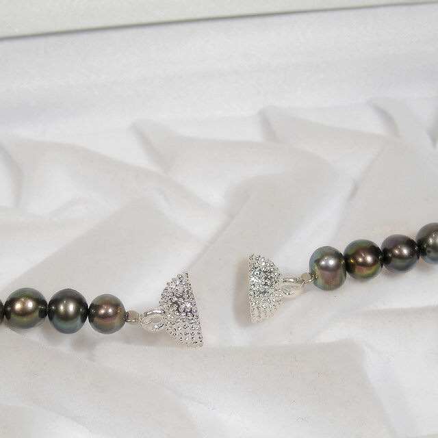 8-6mm本真珠（淡水パール）のネックレス（マグネット、強い照り、縞無し、マルチカラー、6月の誕生石） | iichi  日々の暮らしを心地よくするハンドメイドやアンティークのマーケットプレイス