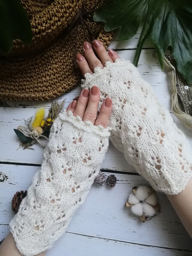 白のピコット付き透かし編みハンドカバー