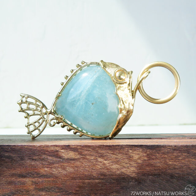 アクアマリン フィッシュ チャーム / Aquamarine Fish charms | iichi  日々の暮らしを心地よくするハンドメイドやアンティークのマーケットプレイス