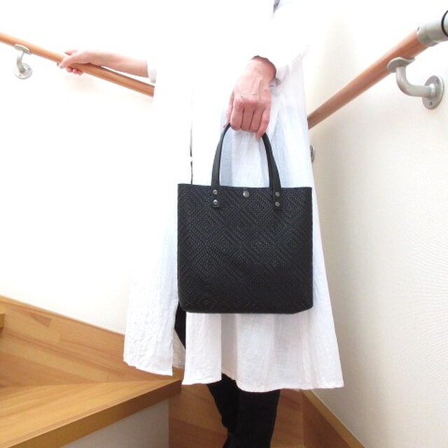 《牛革》new♪スクエアミニトート・型押しイントレチャート・ブラック・0471