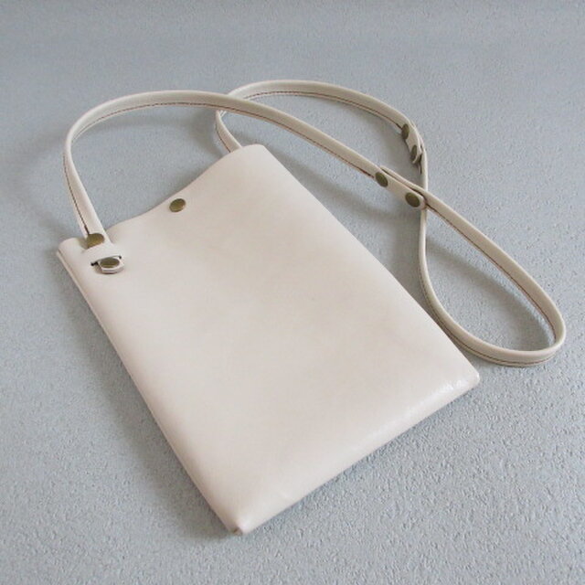 【アウトレットライン】《牛革》ちょっと大き目・２WAY～ミニサコッシュ・クリーム・スムースレザー・021