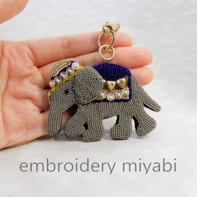ぞうのバックチャーム ビーズ刺繍 青い飾りのインド象 (リュネビル刺繍
