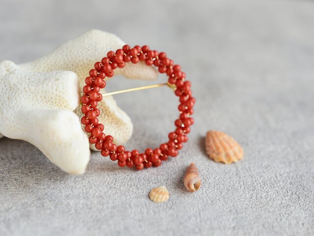 ブローチ・中サイズ】天然色の本赤珊瑚 リース・還暦祝いにも | iichi