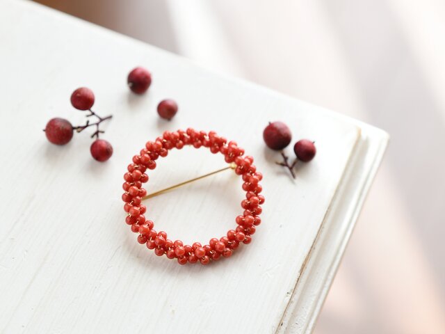 ブローチ・中サイズ】天然色の本赤珊瑚 リース・還暦祝いにも | iichi
