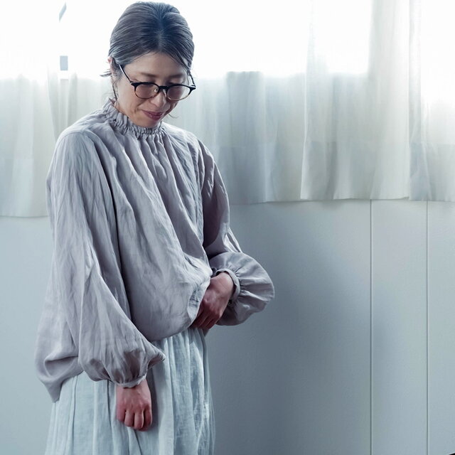 wafu】リネントップス あなたを魅力的にみせる シャーリングネック/ 灰